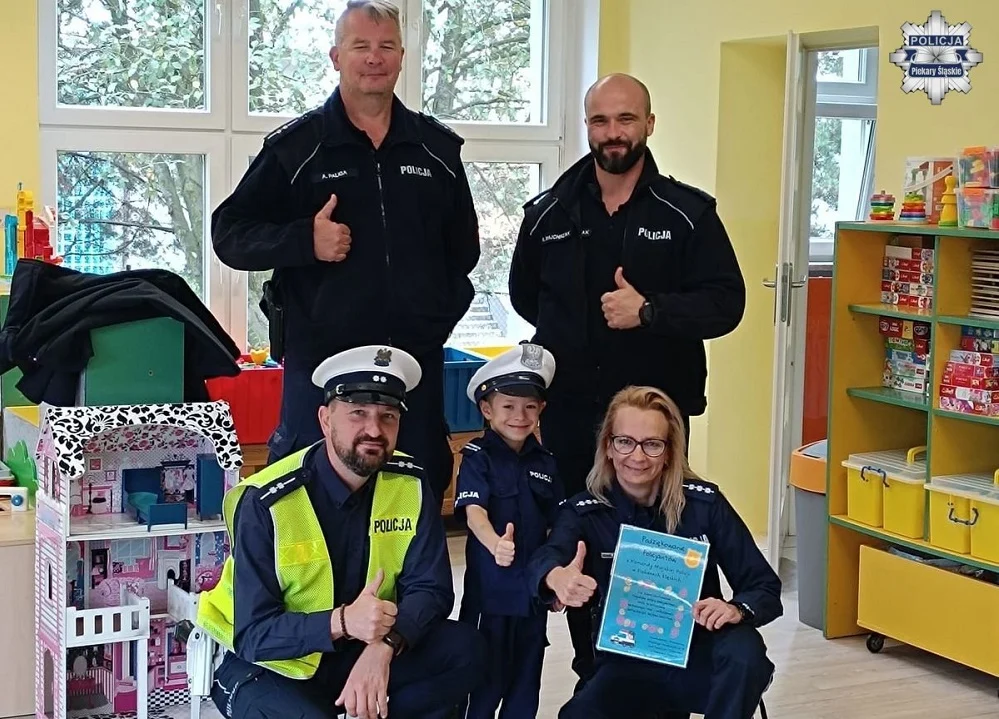 Piekarscy dzielnicowi odwiedzili przedszkolaków – nauka bezpieczeństwa na drodze