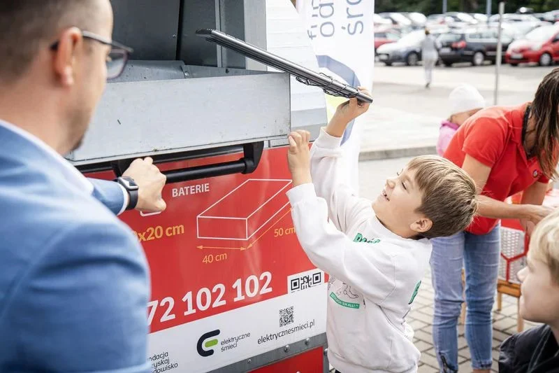 Czerwone pojemniki w Rybniku – mieszkańcy coraz chętniej oddają elektrośmieci