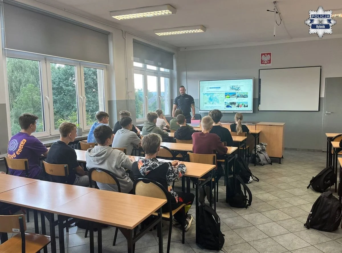 Rybnik: uczniowie klasy mundurowej rozpoczęli naukę z policjantami