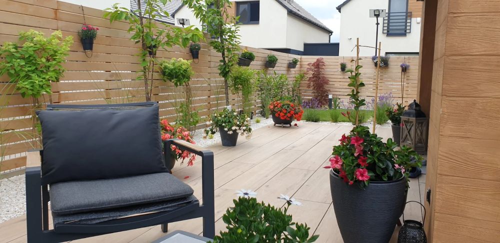 Jak urządzić mały, ale funkcjonalny ogród przy szeregówce?