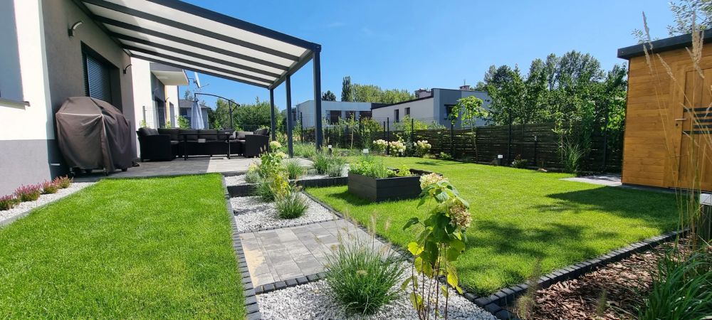 Jak urządzić mały, ale funkcjonalny ogród przy szeregówce?