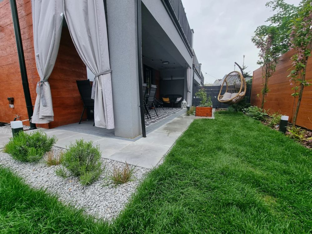 Jak urządzić mały, ale funkcjonalny ogród przy szeregówce?