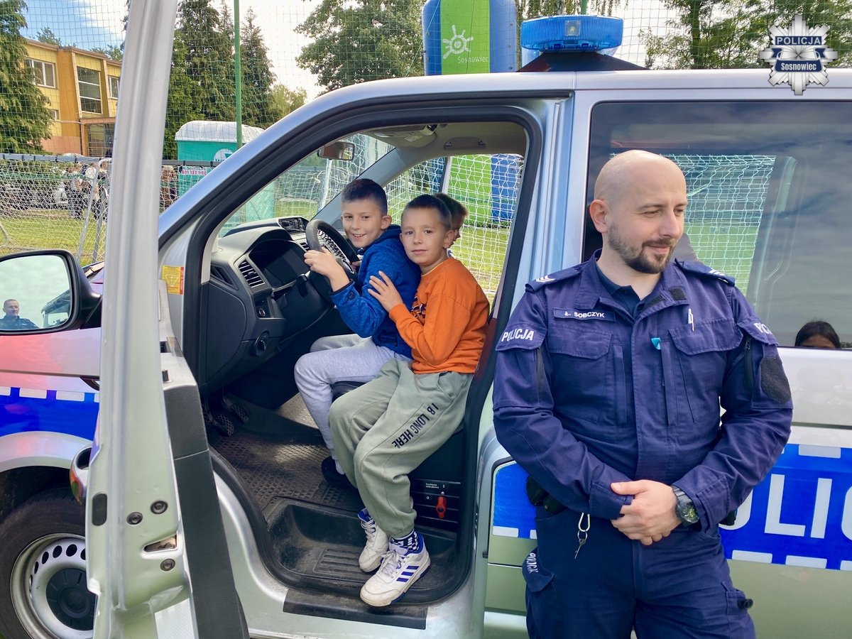 Edukacja bezpieczeństwa przez zabawę – policjanci wzięli udział w festynie rodzinnym