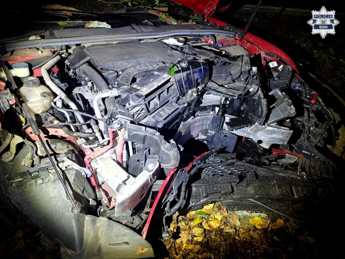 Niebezpieczne zdarzenie na drodze - 27-latka uderzyła w drzewo