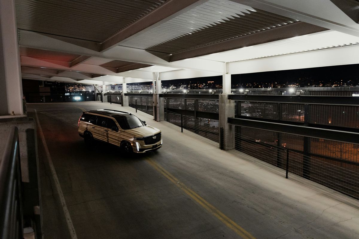 Czy opłaca się wynajmować auto na lotnisku? Koszty i pułapki, o których warto wiedzieć!