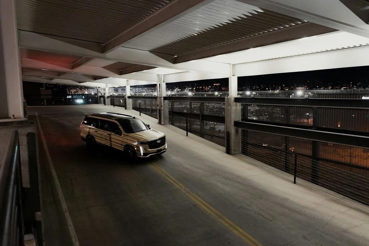 Czy opłaca się wynajmować auto na lotnisku? Koszty i pułapki, o których warto wiedzieć!