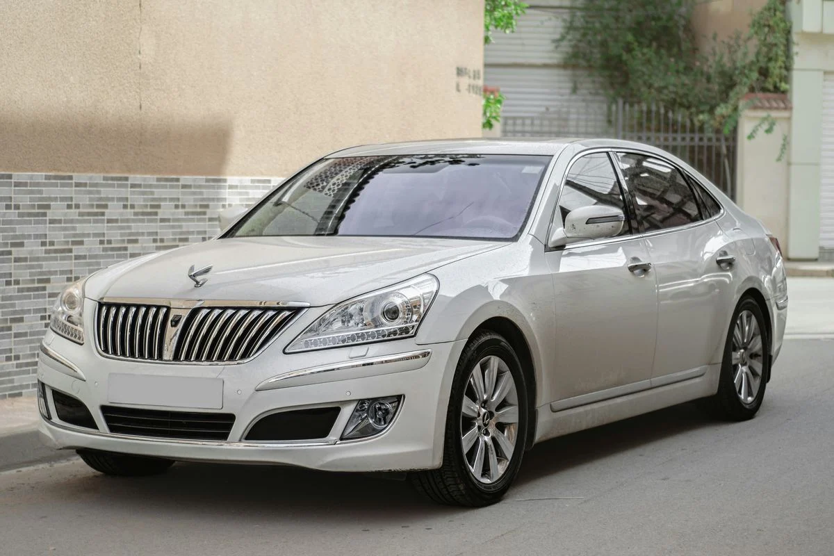 Czy opłaca się wynająć samochód na wakacje? Plusy, minusy i praktyczne wskazówki!