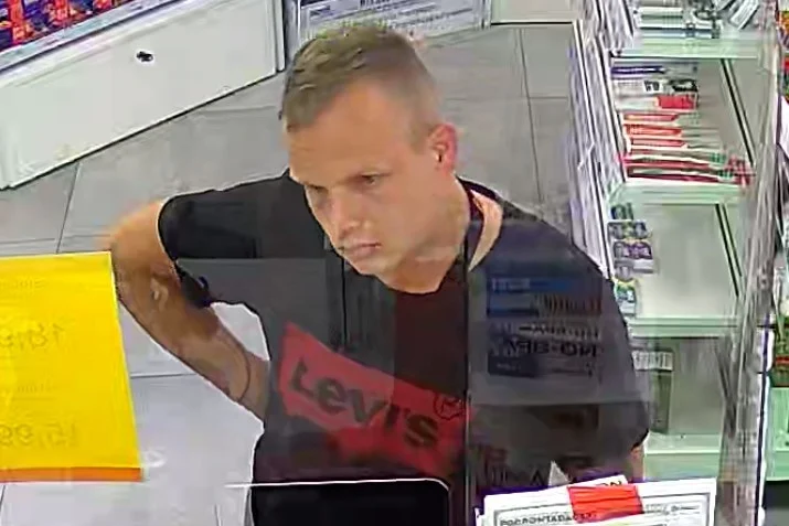 Policja szuka sprawcy włamania i kradzieży. Rozpoznajesz tego mężczyznę?