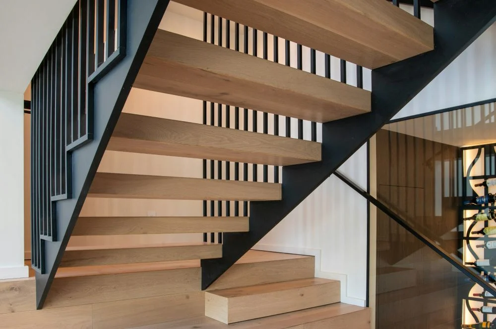 Stopnie do natury – jak drewniane schody ocieplają świat betonu i szkła