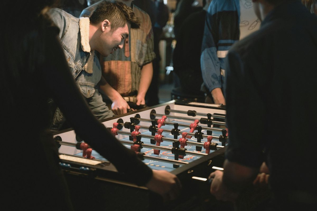 Jakie mogą być atrakcje na imprezie firmowej? Pomysły, które angażują i integrują zespół