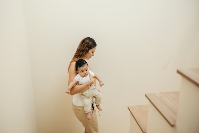 Drewniane schody – jak stworzyć dom, w którym dziecko może bez obaw dorastać