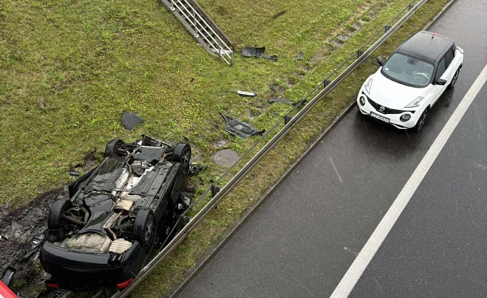 Dachowanie na DTŚ w Zabrzu. Kierowca Audi był pijany