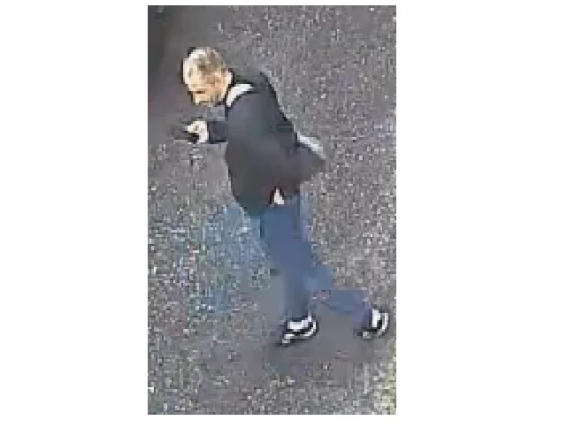 Policja poszukuje sprawcy kradzieży torby z samochodu