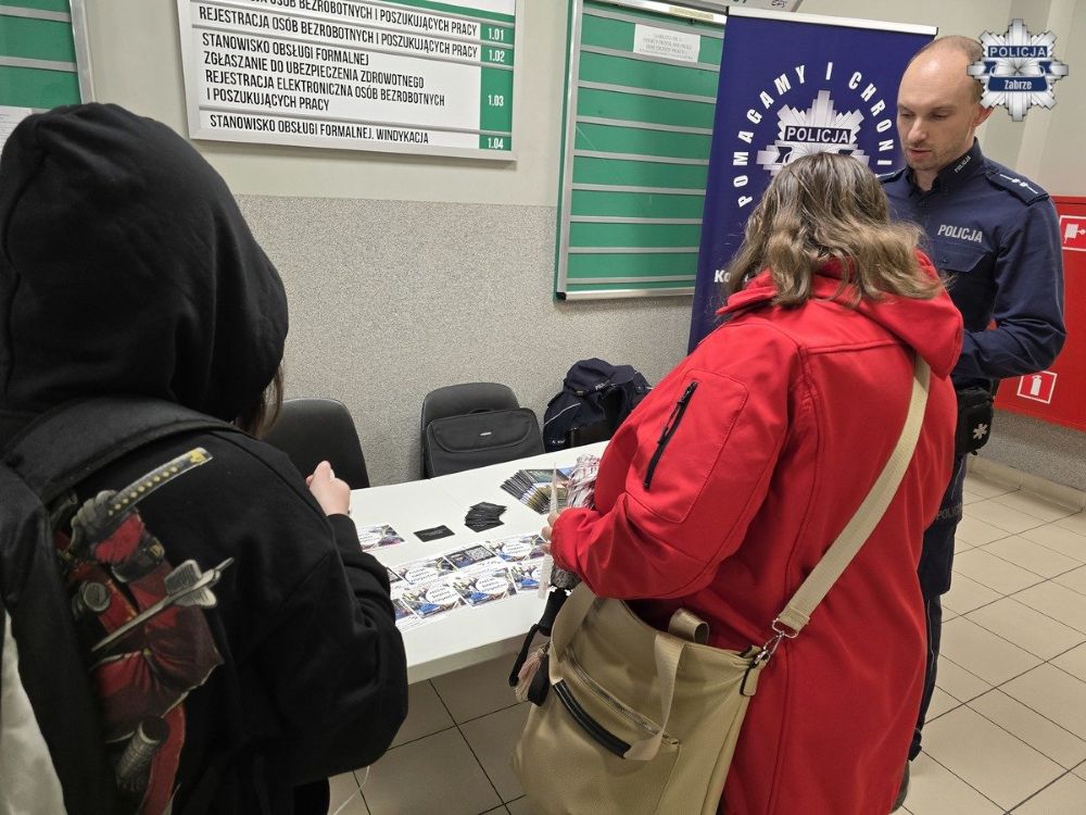 Zabrzańscy policjanci zachęcają do służby w mundurze na Kiermaszu Ofert Pracy