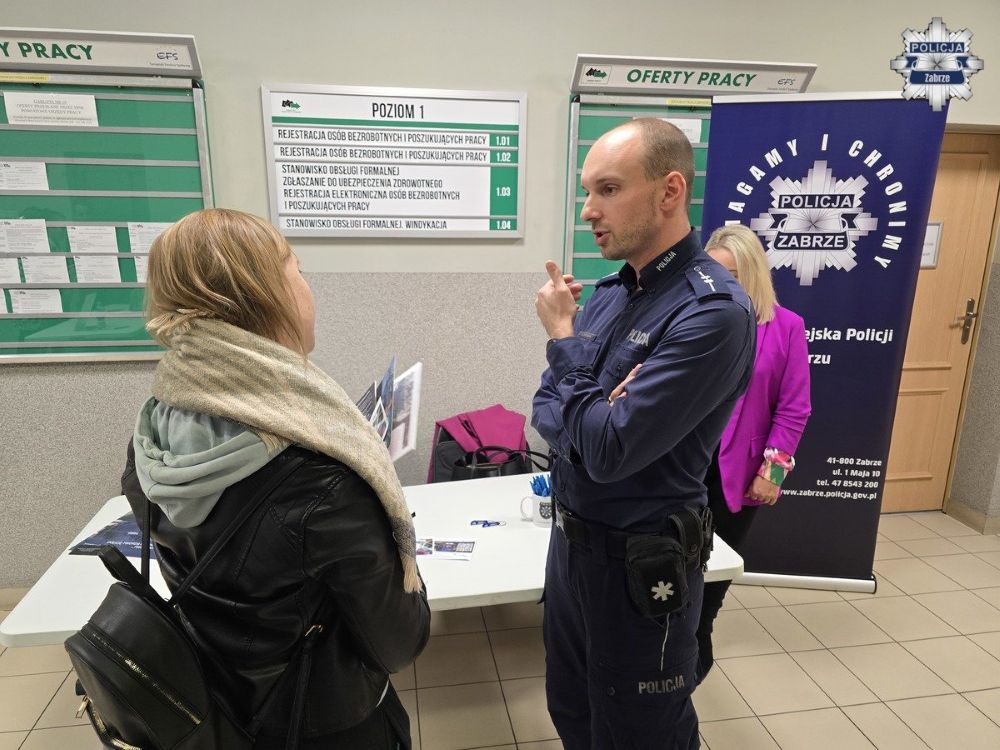 Zabrzańscy policjanci zachęcają do służby w mundurze na Kiermaszu Ofert Pracy