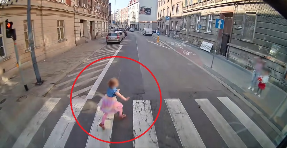 Dziecko wbiegło na przejście – jak moment nieuwagi mógł doprowadzić do tragedii