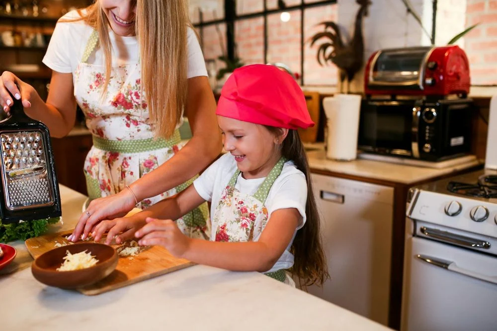 Kitchen helper od Kids-Wood – czy warto inwestować w pomocnika kuchennego dla dziecka?