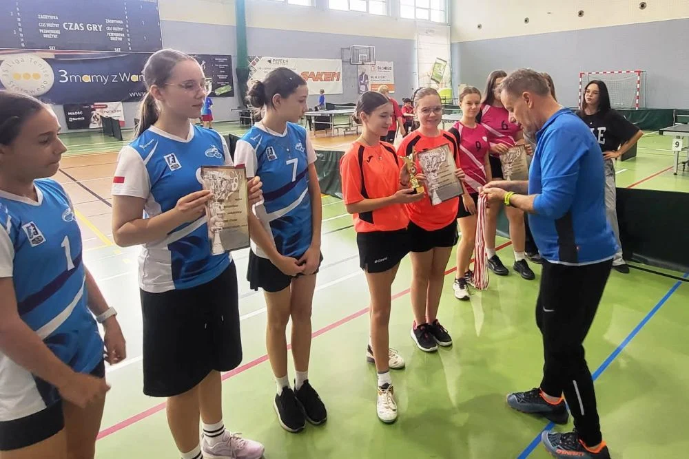 Sportowy żywioł w hali – prawie 40 uczniów rywalizowało przy stołach