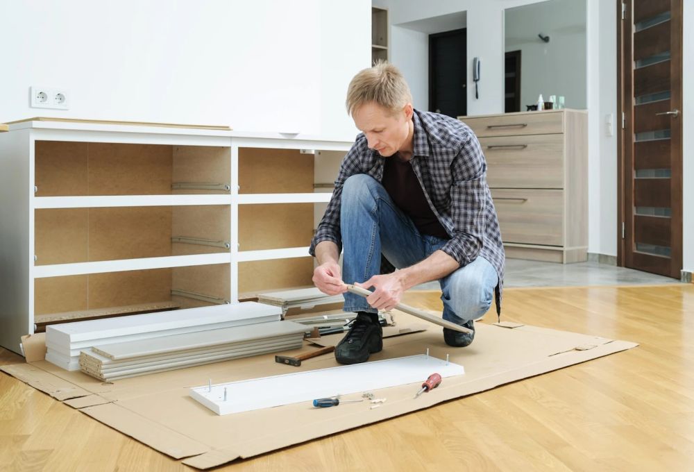 Jak złożyć meble, żeby nie rozchwiały się po pół roku