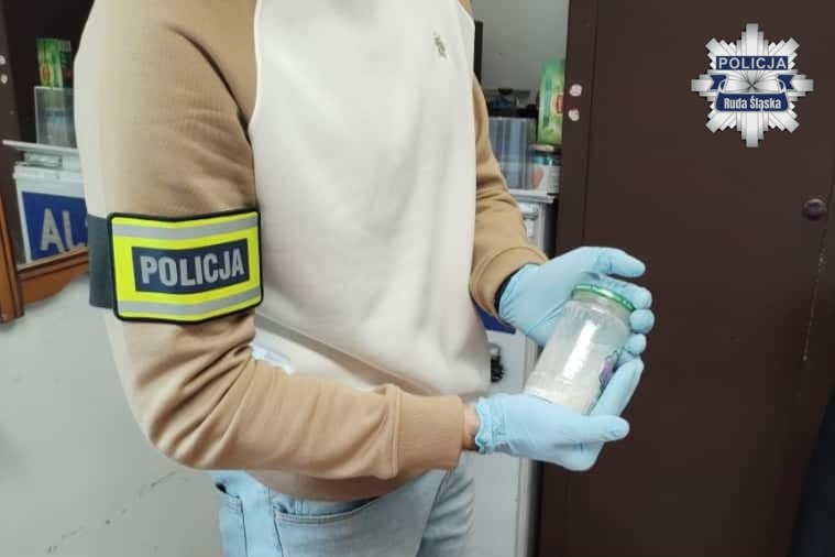 Słoik pełen narkotyków. 26-latek wpadł podczas spożywania piwa na ławce