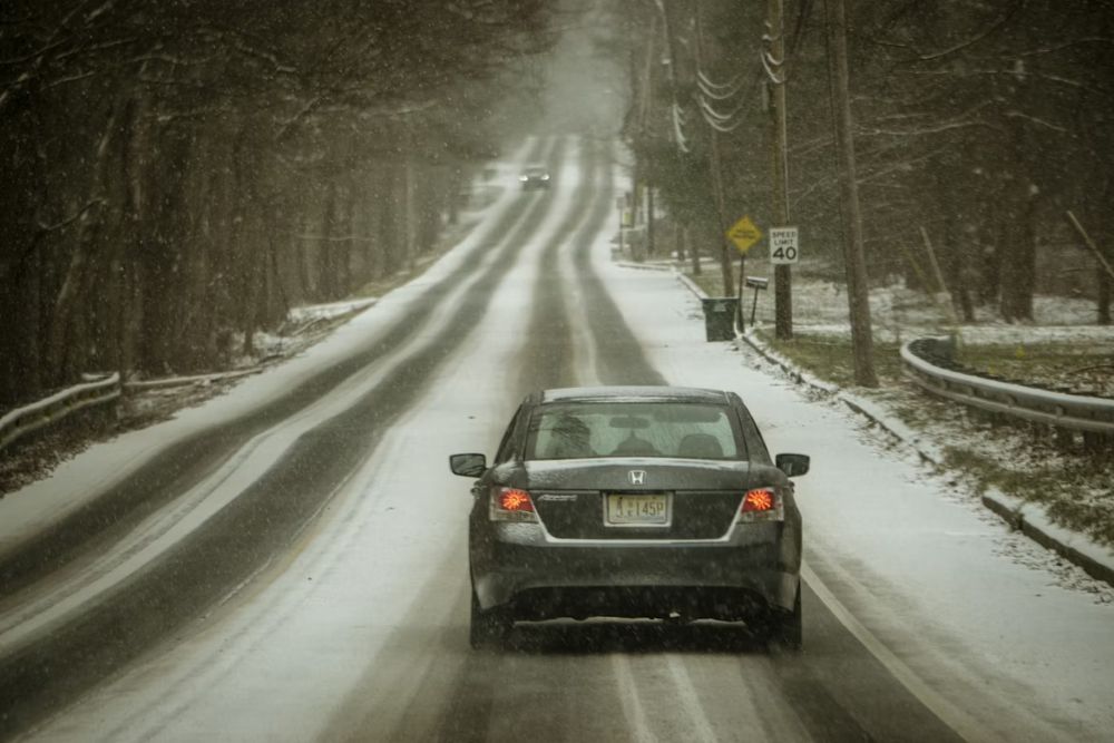 Ochrona samochodu w nowoczesnym stylu. Czy wiata garażowa to lepszy wybór niż garaż?