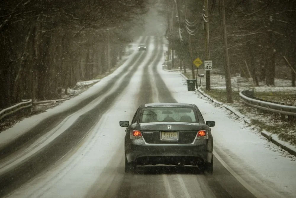 Ochrona samochodu w nowoczesnym stylu. Czy wiata garażowa to lepszy wybór niż garaż?