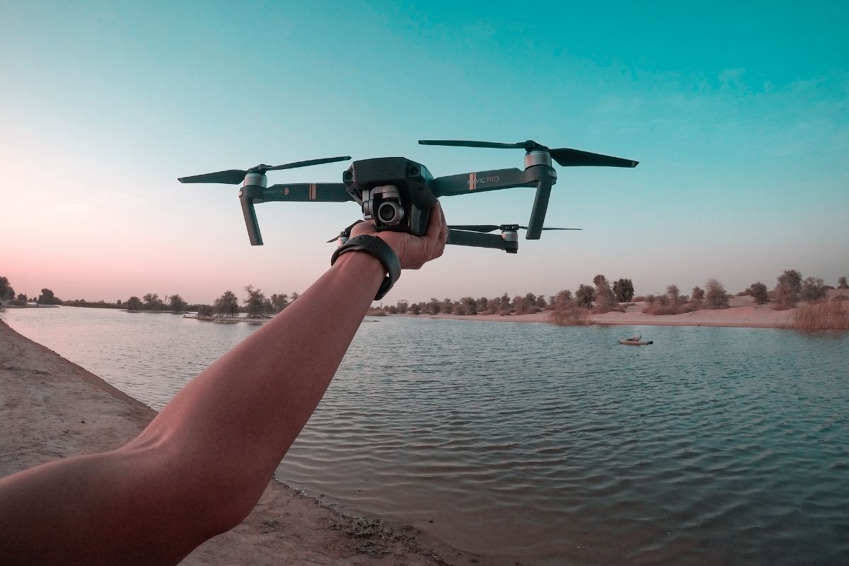 Do jakich zastosowań warto wybrać drona z kamerą termowizyjną?