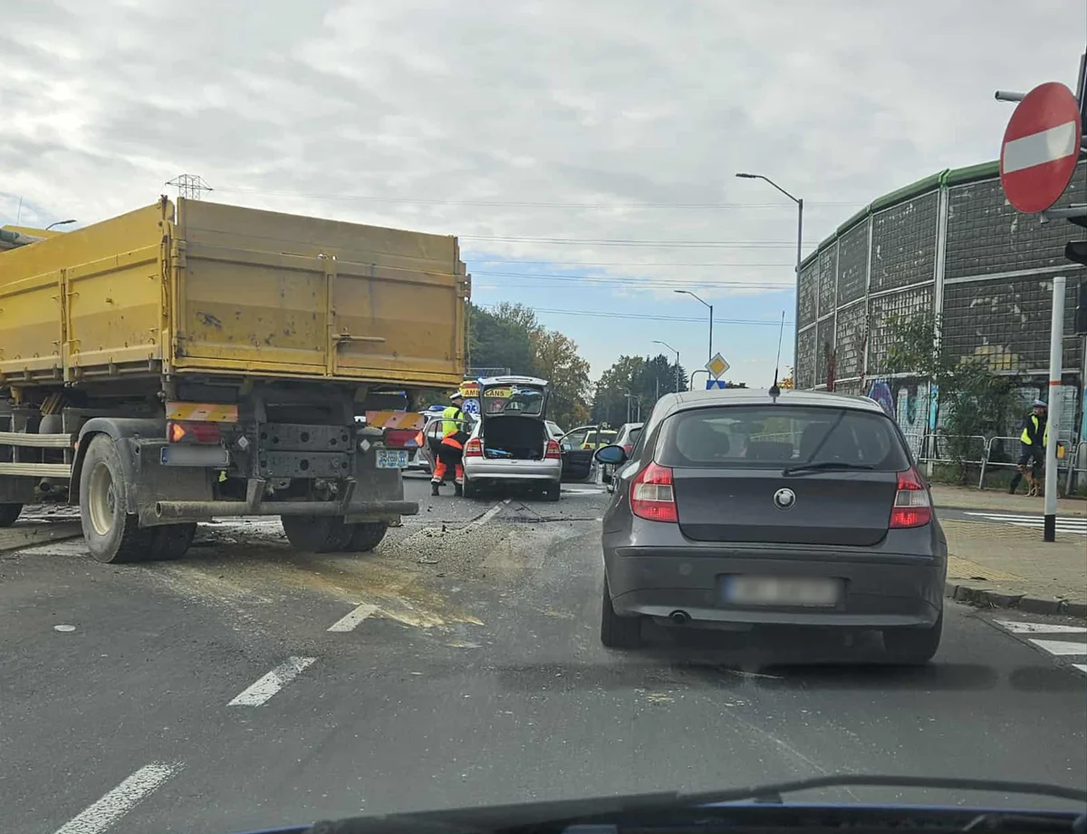 Ucieczka przed Policją kończy się kolizją na ul. 1 Maja