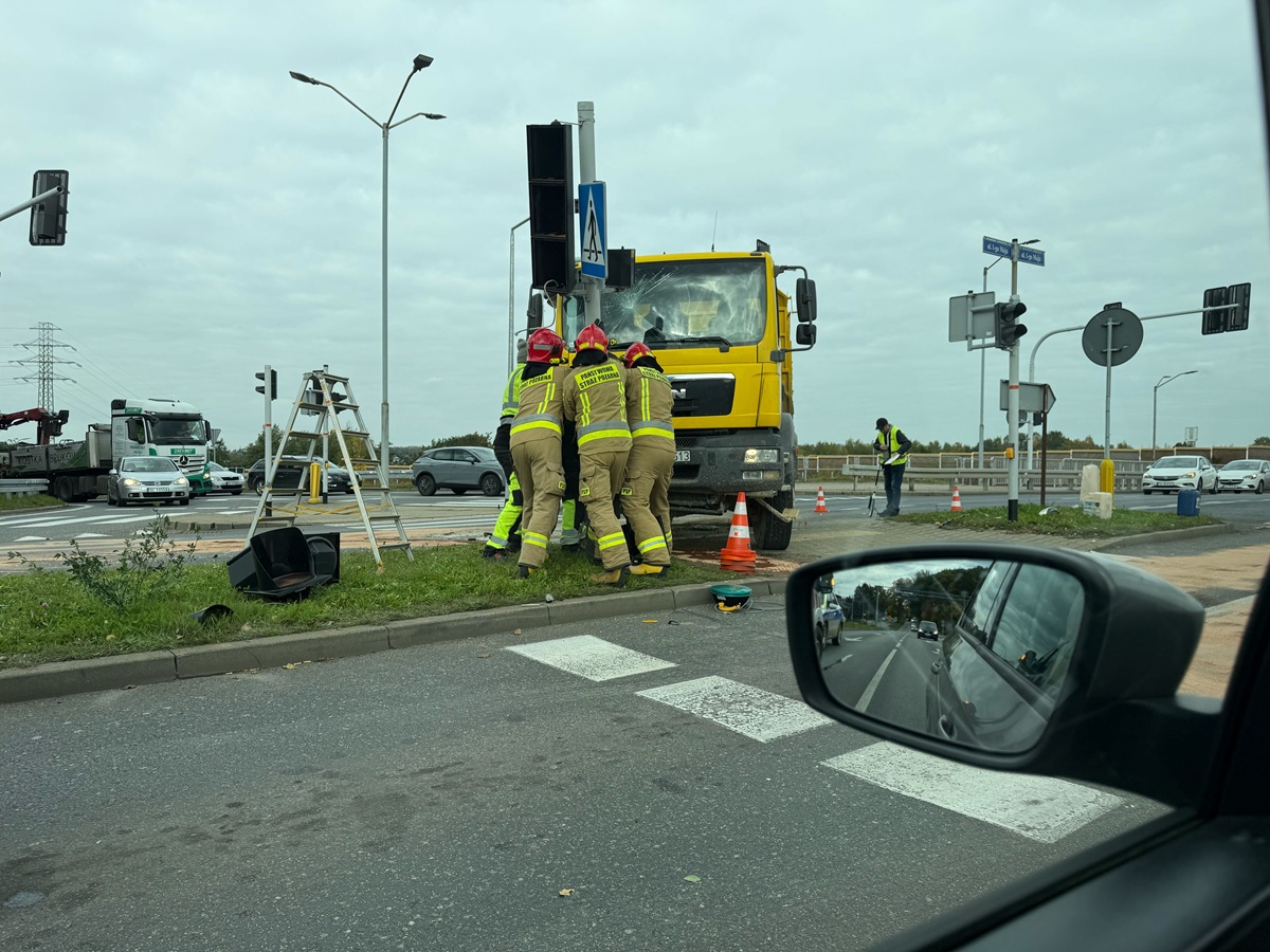 Ucieczka przed Policją kończy się kolizją na ul. 1 Maja