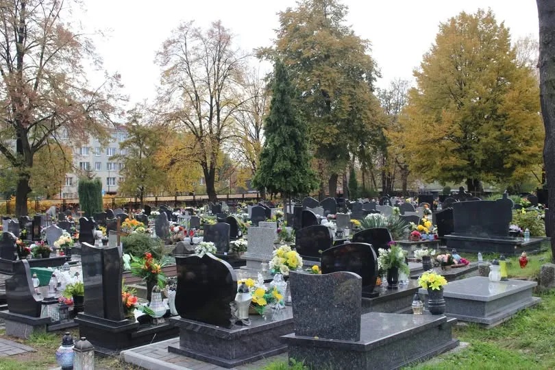 Wszystkich Świętych 2025 w Rudzie Śląskiej – zmiany w ruchu i darmowa komunikacja