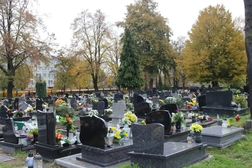 Wszystkich Świętych 2025 w Rudzie Śląskiej – zmiany w ruchu i darmowa komunikacja