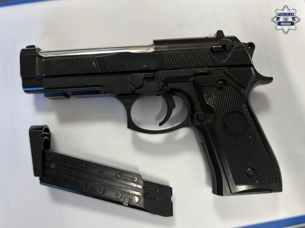 58-latek groził kierowcy atrapą broni - czeka go kara do 3 lat więzienia