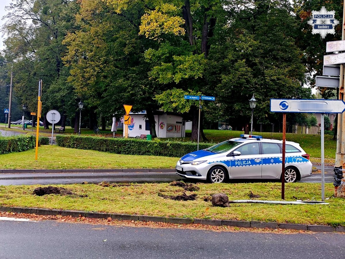 58-letni kierowca mercedesa w stanie nietrzeźwości uderzył w słup w Rudach