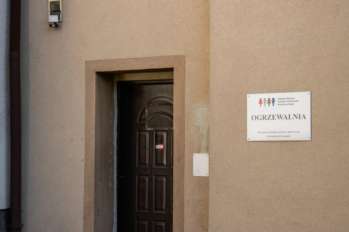 Ogrzewalnia w Wodzisławiu Śląskim – pomoc dla osób bezdomnych w chłodne dni