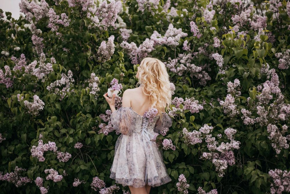 Sukienki boho - kobiecy styl pełen swobody i lekkości