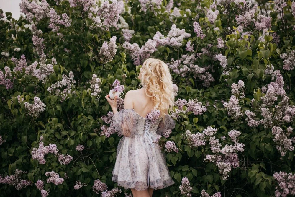 Sukienki boho - kobiecy styl pełen swobody i lekkości