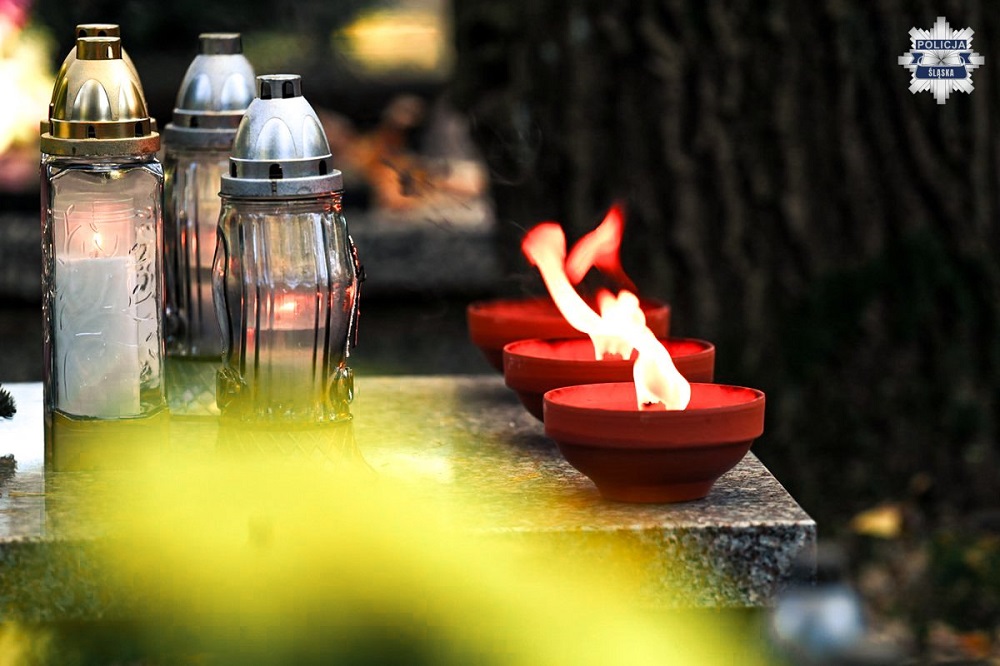 Bezpieczeństwo podczas Święta Zmarłych – porady na drodze i w komunikacji publicznej