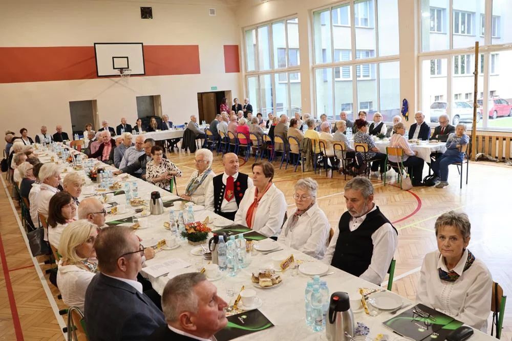 Dzień Seniora w Orzeszu: podziękowania, życzenia i występy w SP2