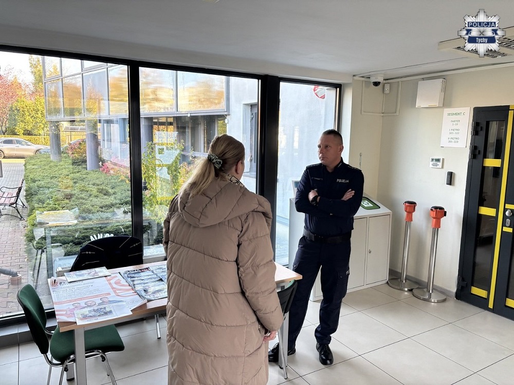 Seniorzy w Tychach uczą się, jak unikać oszustw – spotkanie z policjantem