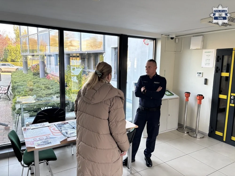 Seniorzy w Tychach uczą się, jak unikać oszustw – spotkanie z policjantem