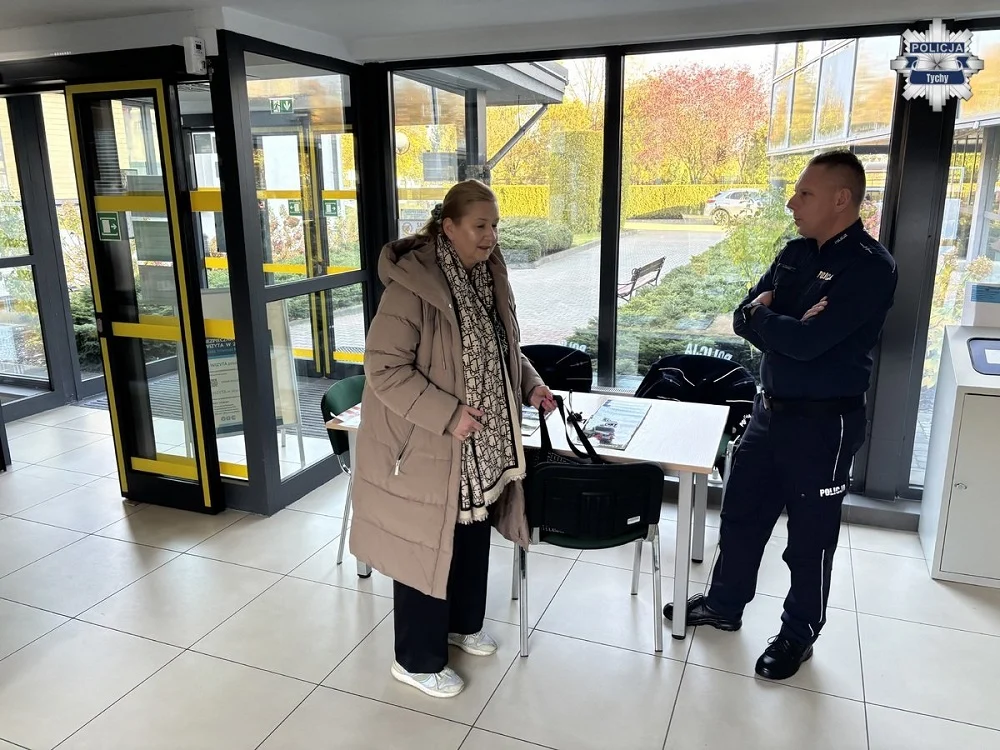 Seniorzy w Tychach uczą się, jak unikać oszustw – spotkanie z policjantem