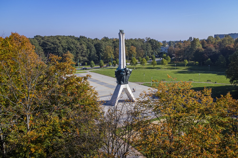 Tychy sadzą dąb pamięci w hołdzie ofiarom Tragedii Górnośląskiej