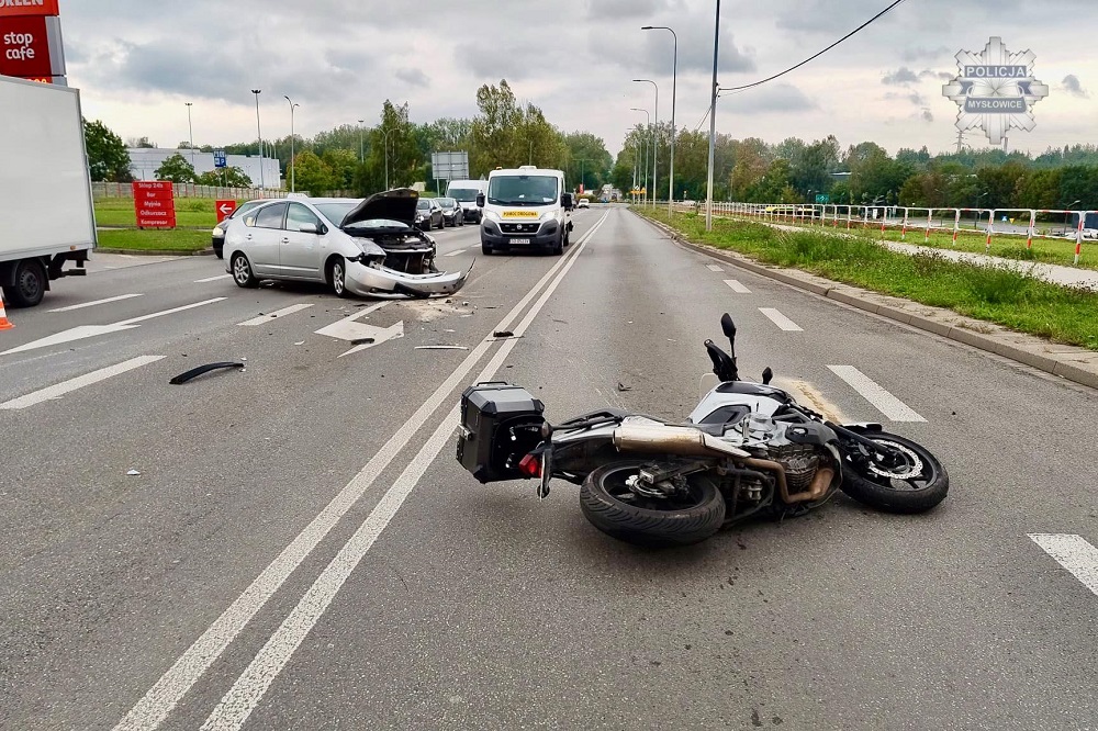 Motocykl zderzył się z taksówką na ul. Katowickiej w Mysłowicach
