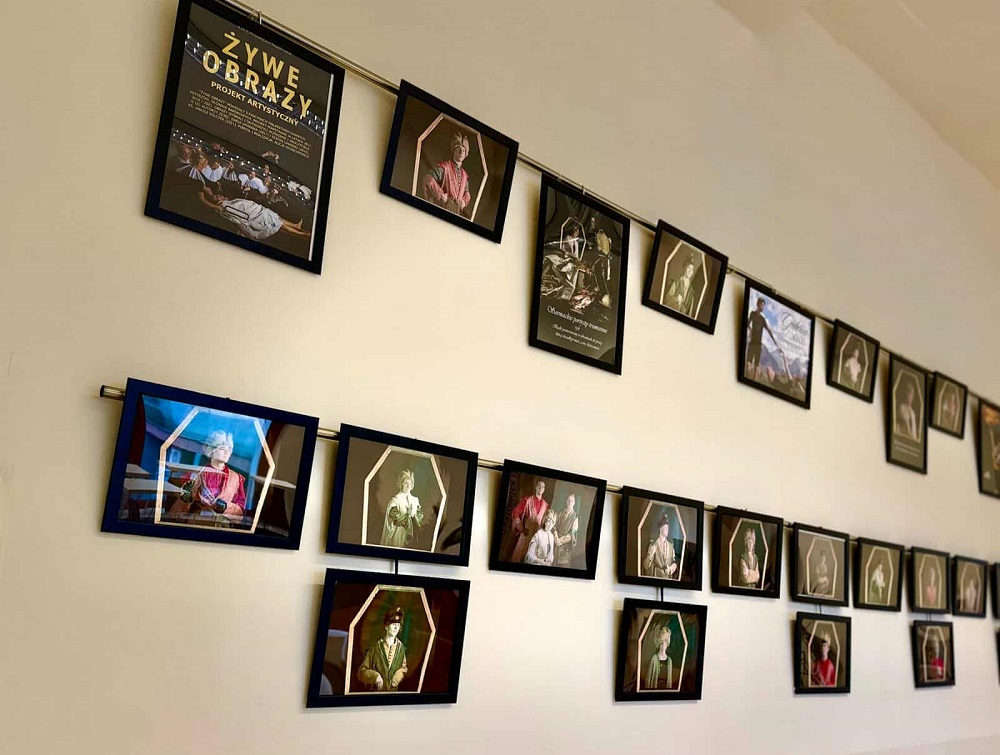 Uczniowie odtworzyli dzieła mistrzów – niezwykła wystawa