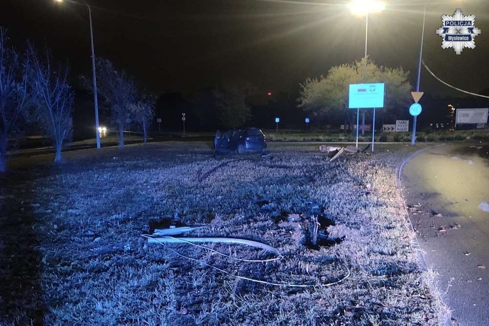 Pijany kierowca uderzył w latarnię na Obrzeżnej Północnej w Mysłowicach