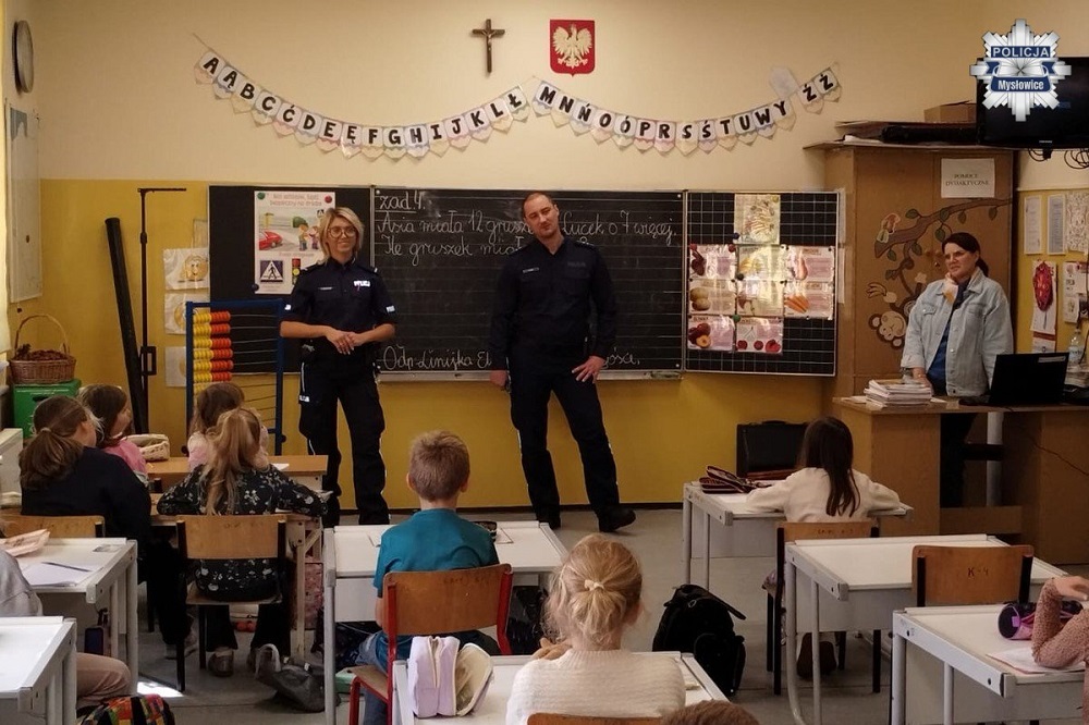 Dzielnicowi rozmawiali z uczniami SP 15 o hejcie i odpowiedzialności karnej