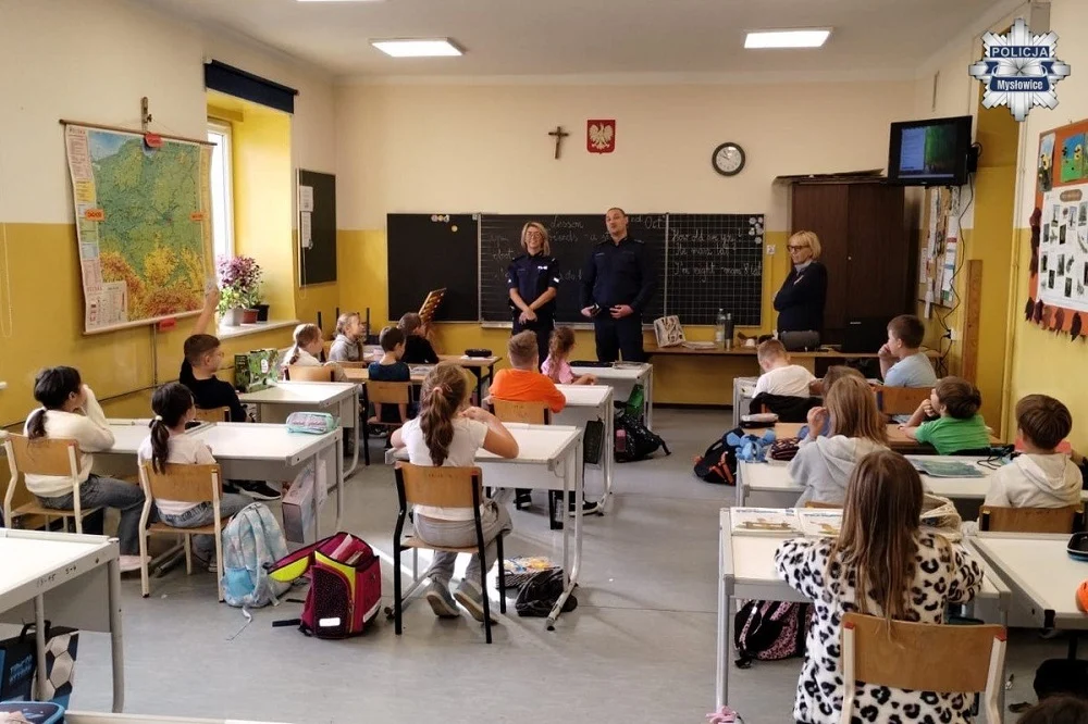 Dzielnicowi rozmawiali z uczniami SP 15 o hejcie i odpowiedzialności karnej