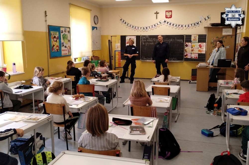 Dzielnicowi rozmawiali z uczniami SP 15 o hejcie i odpowiedzialności karnej