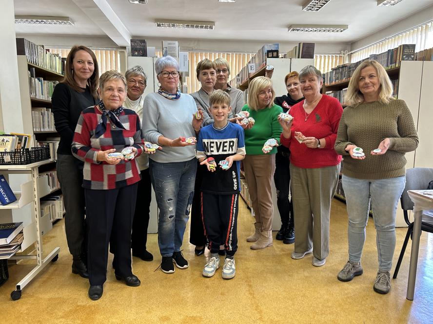 Kamyczki w Mysłowicach – jak seniorzy tworzą wędrujące dzieła sztuki