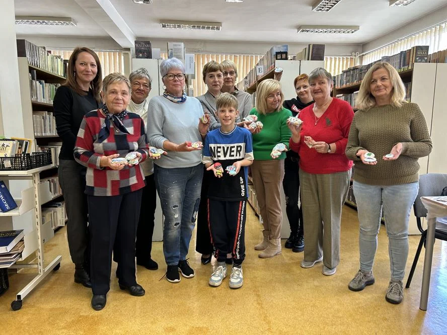 Kamyczki w Mysłowicach – jak seniorzy tworzą wędrujące dzieła sztuki